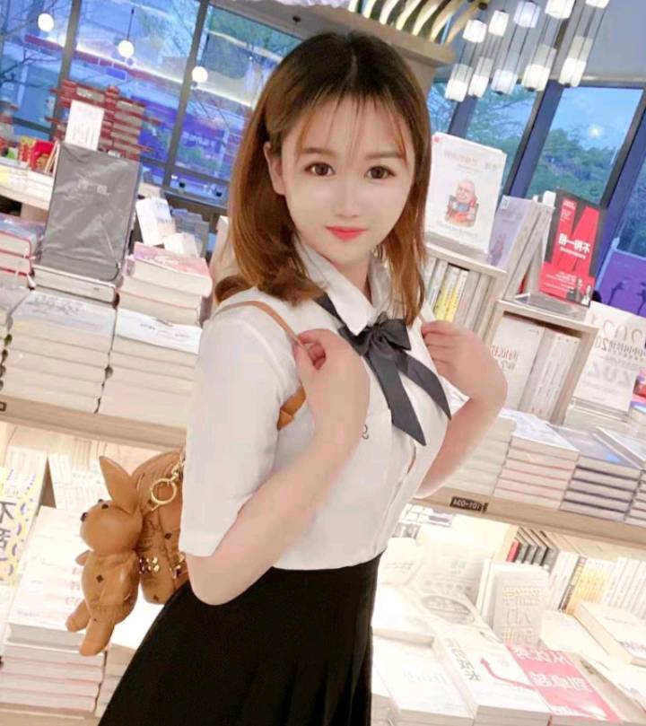 小年轻却有极大的胸  捏起来贼爽