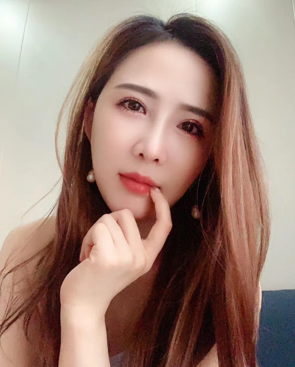 极品兼职女，身材爆灯罩大，服务走心放得开