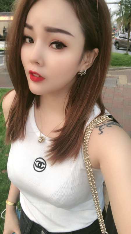 性感的尤物萱萱，服务周到